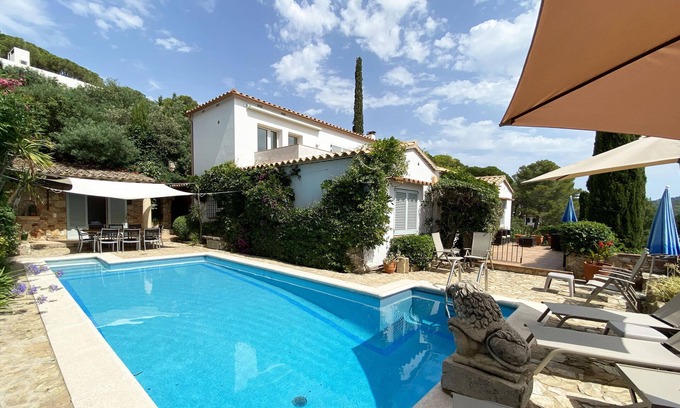 Aiguablava House | Inviting Villa with Pool in Begur - Casa de Campo Retreat