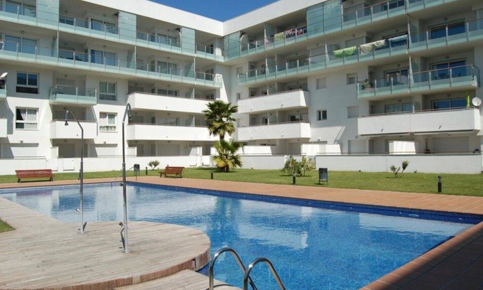 Pedrinya Apartment | Modern Oceanfront Apartment in Roses with Pool & Parking