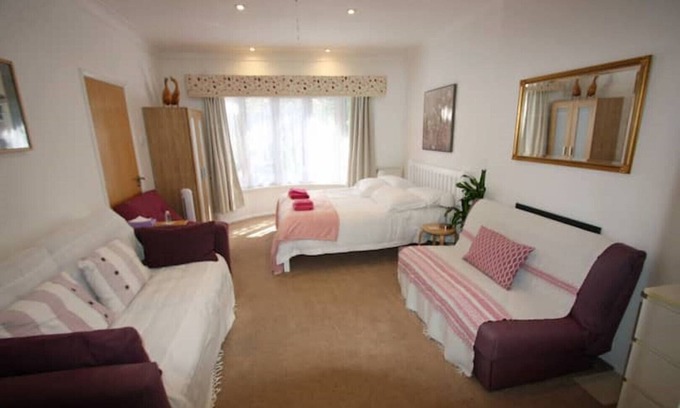 Bidborough Apartment | Top-Rated Holiday Studio Flat with Family-Friendly Amenities