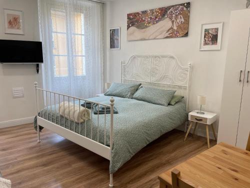 Intra Apartment | Exceptional Holiday Studio in Centro Storico Intra Awaits