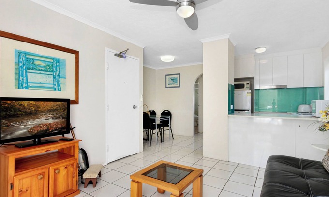 Burleigh Heads Apartment | Convenient Holiday Unit Near Beach with Pool & Kitchen