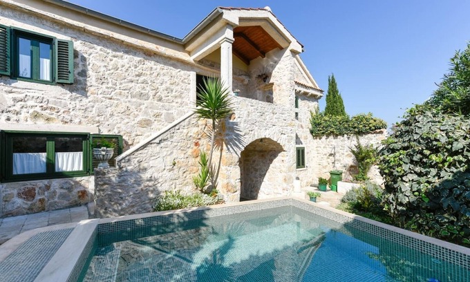 Banj Villa | Relaxing Holiday Villa with Pool and Ocean View at Blue Tree