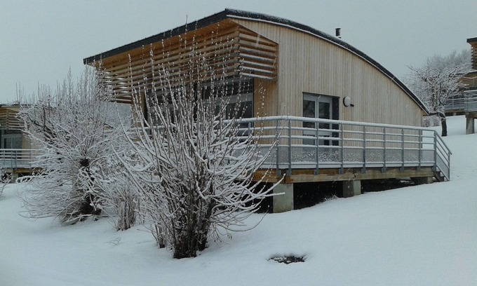 Menet Ski Chalet | Scenic Holiday Village of Lake Menet with Private Pool