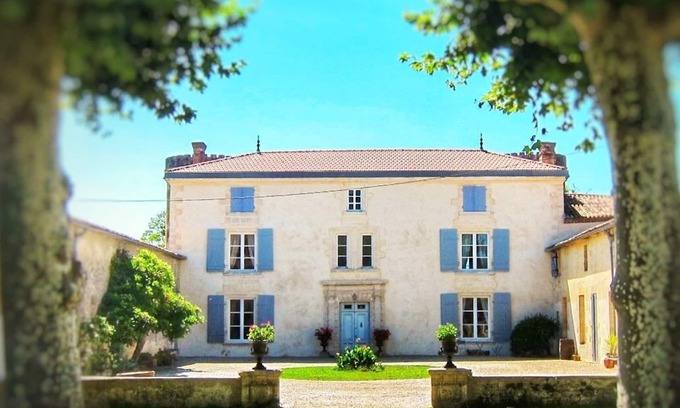 Preignac Apartment | Castle-Inspired Escape with Spa & Ocean Views