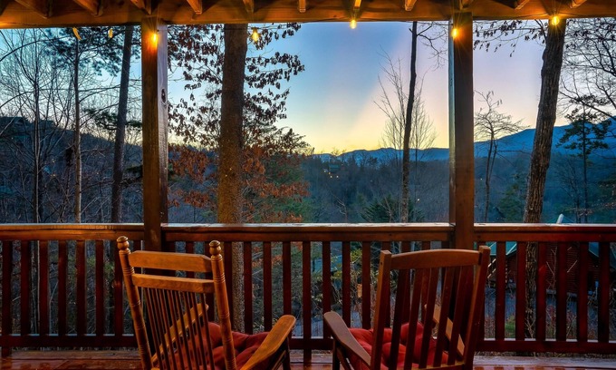 Gatlinburg - Pigeon Forge Cabin | Family-Friendly Mountain Retreat with Hot Tub & Scenic Views