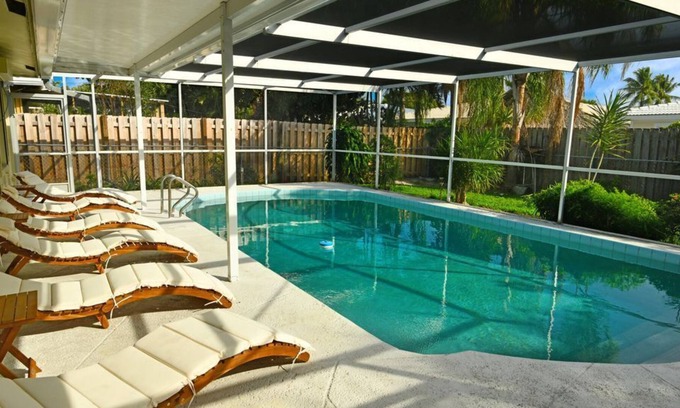 Coral Heights Apartment | Holidays Sale | 20-40% discounts | Pool available | Beach 4min | Foosball