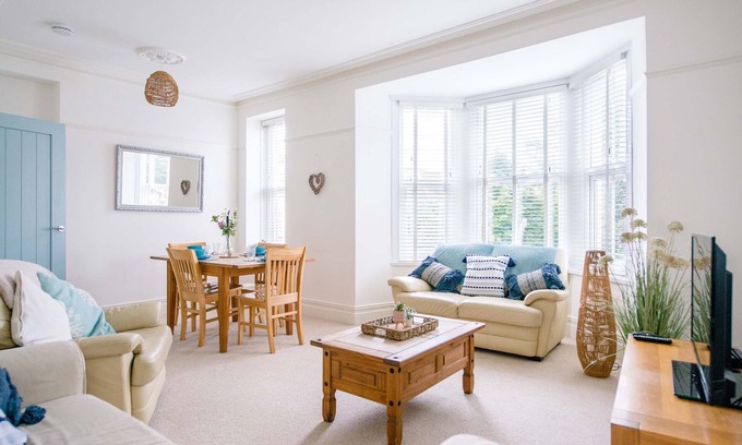 Porthcawl Apartment | Ideal Getaway for Golf, Surfing & Family Fun by the Sea