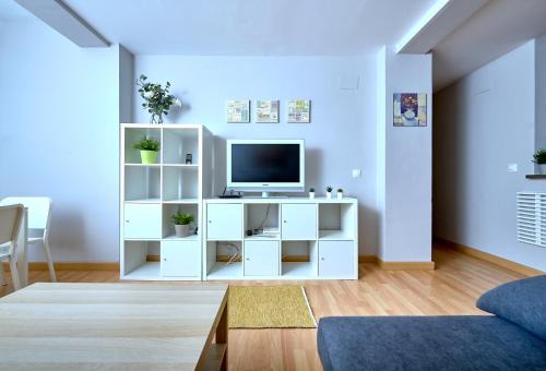 Plaza de Toros Vieja Apartment | Family-Friendly Holidays2Malaga with Ocean View & WiFi