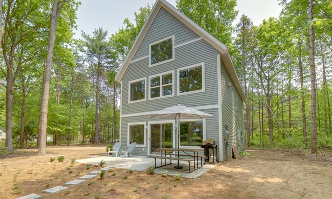 Holland House | Cozy Holland Home with Fire Pit Near Lake Michigan!