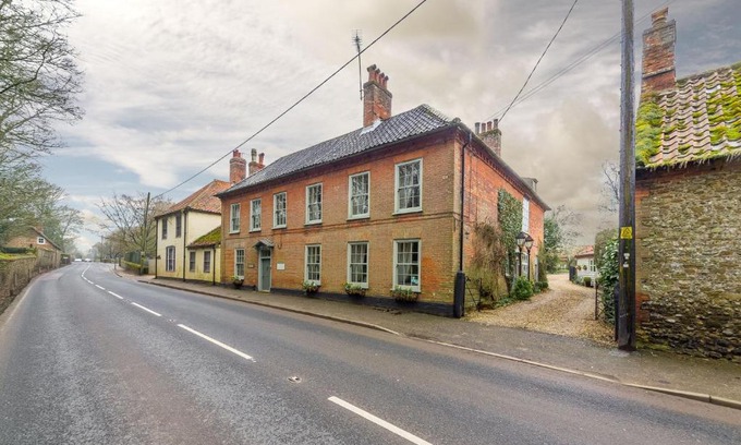 Docking House | Discover Holland House 10: Family and Pet-Friendly Escape