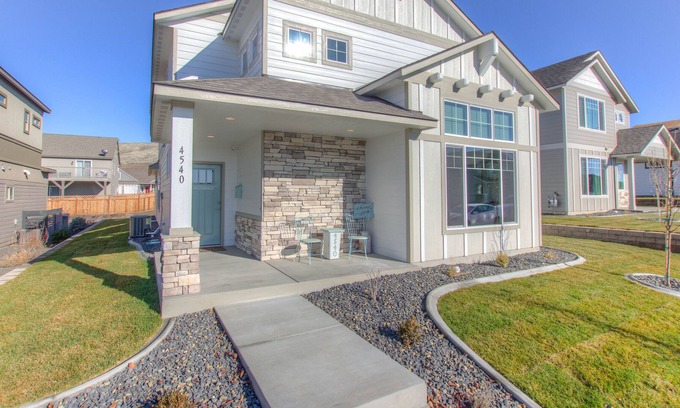 Tri-Cities House | Holland Vineyard Bungalow 4 bed, 2 1/2 bath with hot tub