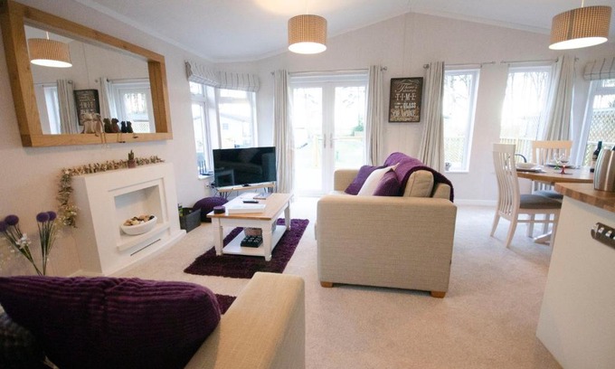 Ryther Cabin | Family-Friendly Hollicarrs - Long Lane Lodge with Hot Tub