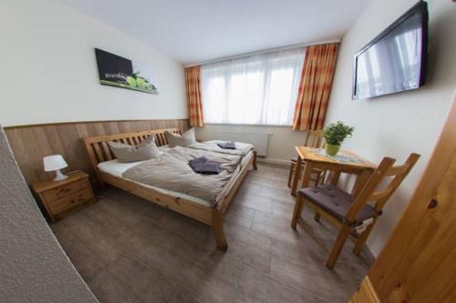 Sangerhausen House | Pet-Friendly Hollis Rast: Breakfast Included & Family Fun