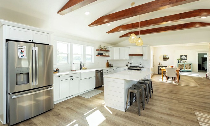 Winterset House | Idyllic Farmhouse Retreat with GIANT Kitchen Near Holliwell Bridge