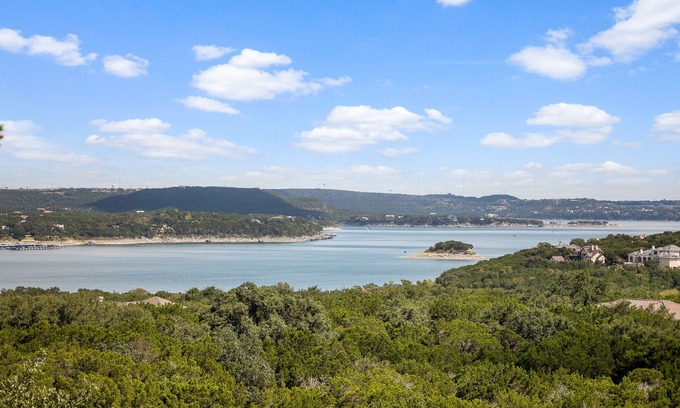 Jonestown Condo | Hollows Resort: Breathtaking Lake Views & Top Amenities Await