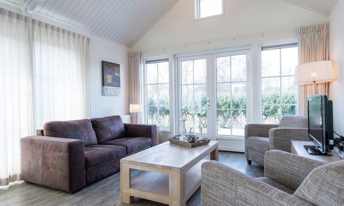Hollum House | Elegant 2-Bathroom Holiday Home Near the Beach