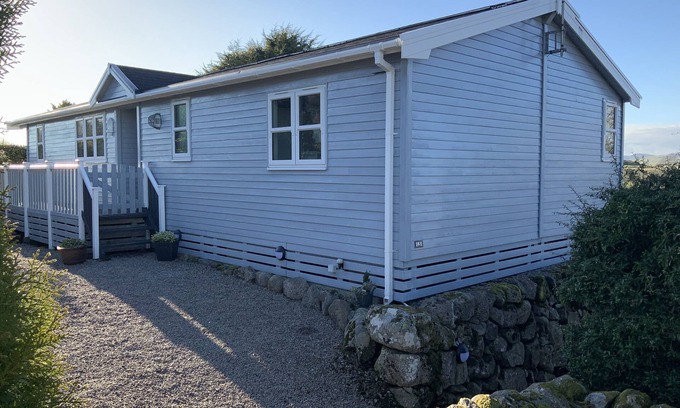 Rockcliffe Cottage | Experience Holly Blue: Cozy Lodge with Family-Friendly Perks