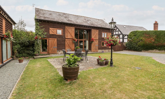 Leominster Cottage | Cozy HOLLY BUSH Cottage with Garden in Luntley