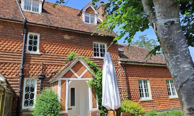Bentley House | Pet-Friendly Cottage 2 at Northbrook Park, Farnham