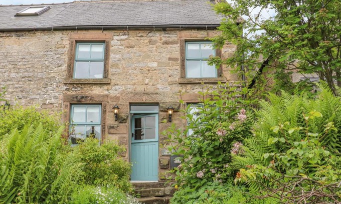 Winster House | Discover Holly Cottage: Pet-Friendly Retreat with High Ratings