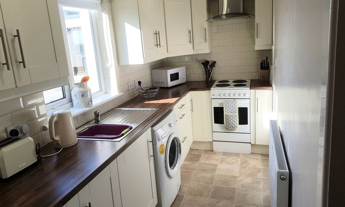 Newry Cottage | Idyllic Holly Cottage in Mayobridge with Ocean View