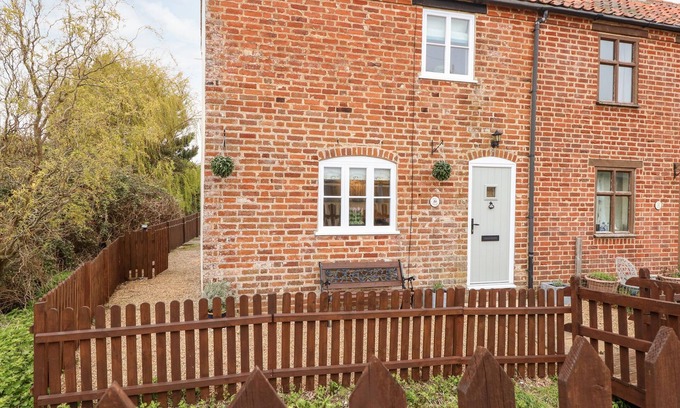 Sea Palling Cottage | Pet-Friendly Holly Cottage with Oceanfront Views