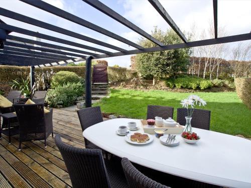 St Wenn Cabin | Holly Hotel: Family-Friendly Haven with Pool Access