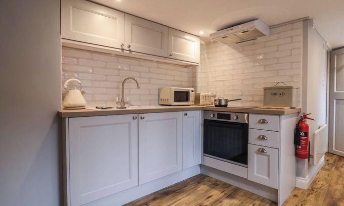 Lavenham Cottage | Cozy Holly House Studio: Pet-Friendly Escape with Garden