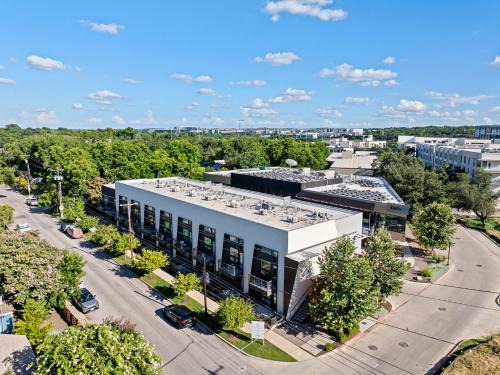 East Cesar Chavez Apartment | Holly House