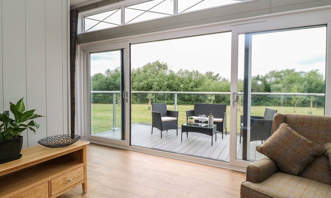 Newark Cottage | Family-Friendly HOLLY LODGE with Garden in Newark-On-Trent