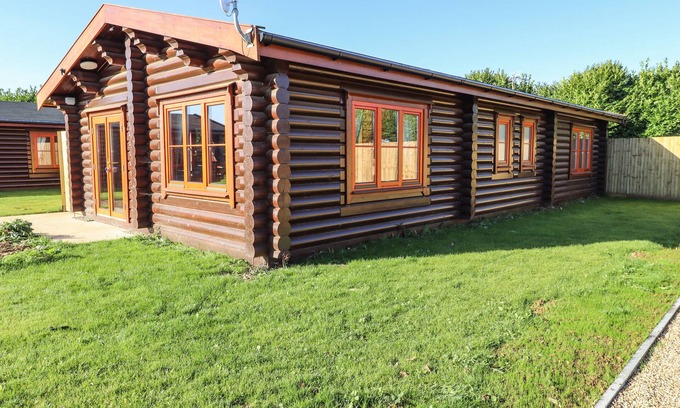 Castle Bytham Cottage | Family-Friendly Holly Lodge with Pool in Greetham, Rutland