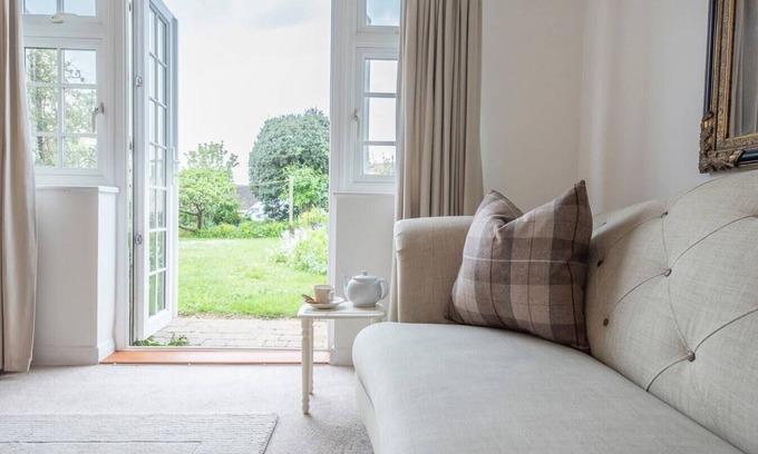 Wangford Apartment | Pet Friendly Holly Tree Cottage in Wangford Awaits You