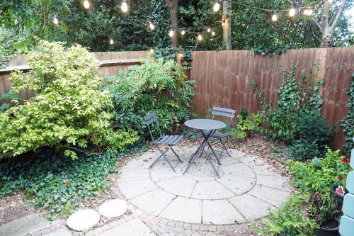 Milton Keynes House | Pet-Friendly Retreat at Holly Tree Hideaway - Rated 8.7/10