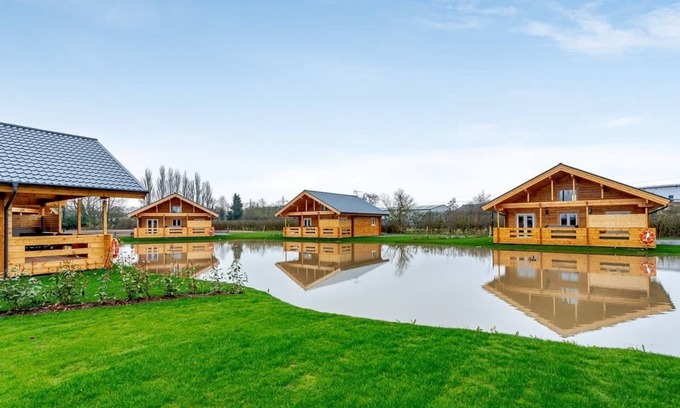York Ski Chalet | Cozy 2 Bedroom Retreat in York with Spa and Hot Tub