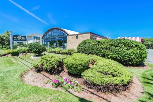 West Yarmouth Hotel | Discover Holly Tree Resort: Family-Friendly Getaway!