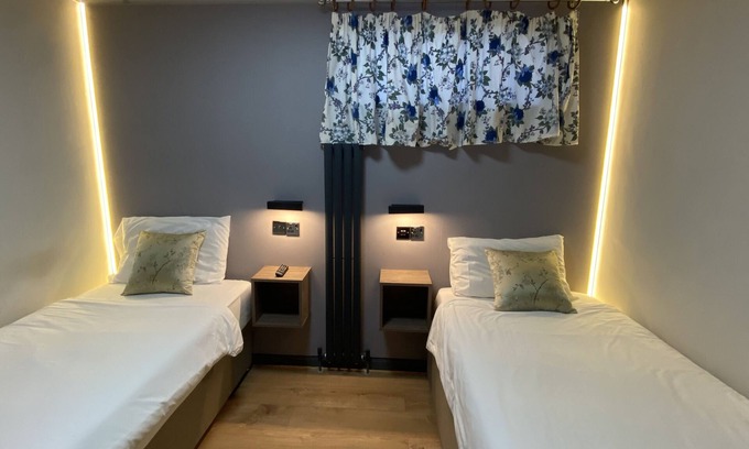 Oxford House | Welcoming Hollybush Guest House with Family-Friendly Amenities