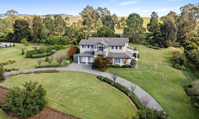 Pokolbin House | Indulge in Hollyford House - Pokolbin: Pool & Spa Retreat