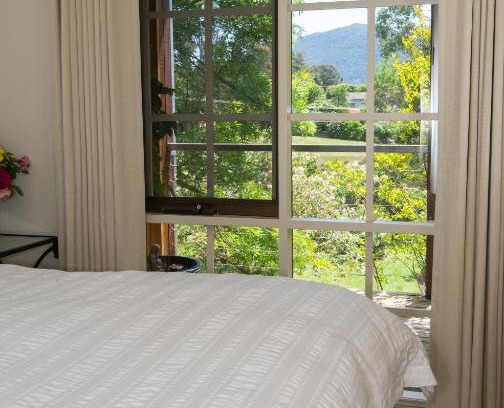 Macedon Bed & Breakfast | Hollyhock: 5-Star Stay with Breakfast & Family-Friendly Amenities