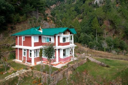 Kaul Villa | Guest Rated 10/10: StayVista at Hollyhock Cottage Villa