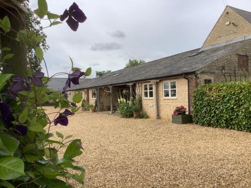 Castle Bytham House | Discover Hollyhock Cottage: Charming Clematis Retreat, 4-Star