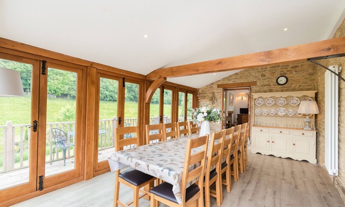 Witney House | Idyllic Hollyhock House: Pet-Friendly Cotswold Retreat
