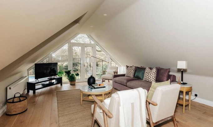 Turville House | Discover Hollyhock Lodge: Family-Friendly with Pool & Pets