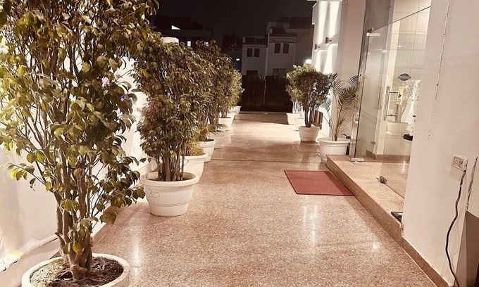 DLF Phase 3 House | Hollyhocks Residency: Guest Rated 10/10 with Family Amenities