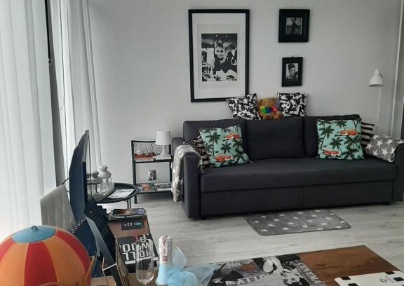 Srodmiescie Apartment | Chic Hollywood Apartment on Piotrkowska - Guest Rated 9.6
