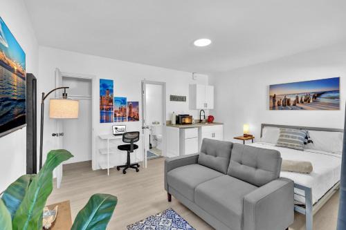 Downtown Hollywood Apartment | Beachside Hotel Suite Near Hollywood Blvd for Families