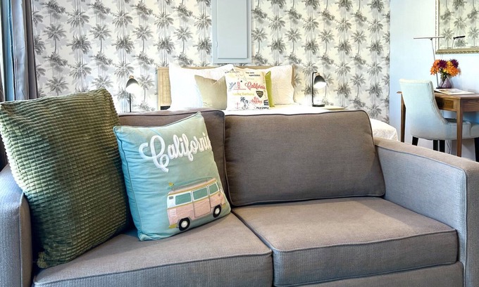 North Hollywood Cottage | Charming NoHouse: Pet-Friendly Retreat Near Universal Studios
