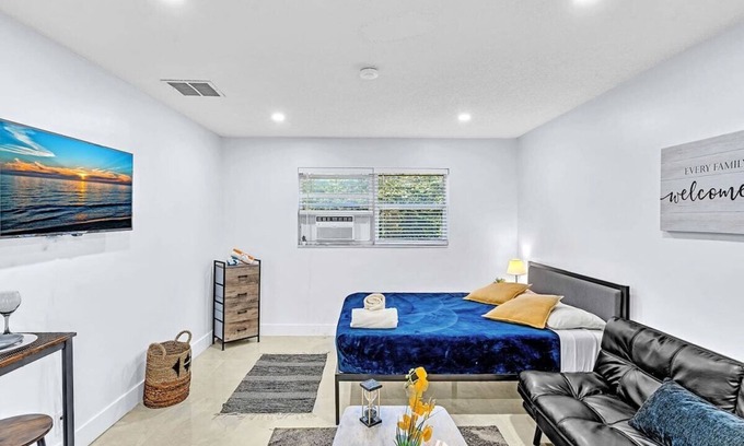 Little Ranches House | Spacious Hollywood Studio Steps from Beach & Casino