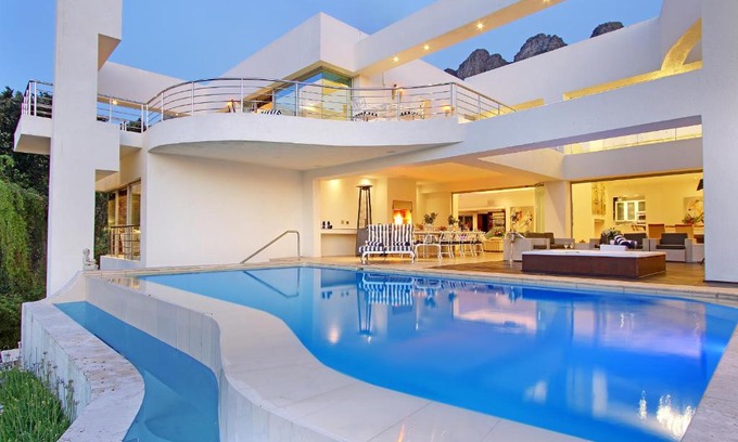 Camps Bay Villa | Exquisite Hollywood Mansion & Spa Camps Bay with Ocean Views