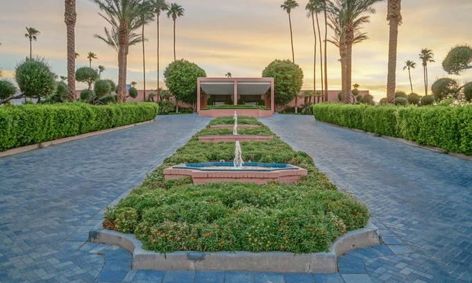 Palm Desert House | Elegant Hollywood Regency Villa with Pool & Spa Amenities