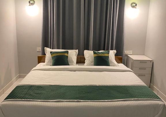 Sulthan Bathery Bed & Breakfast | Budget-Friendly HOLLYWOOD Rooms with Breakfast Included